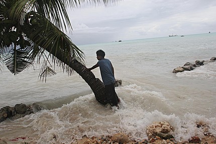http://priceofoil.org/wp-content/uploads/2009/12/maldives-sea-level-rise.jpg