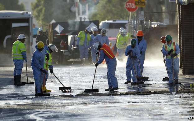 Responders attempt to clean oil from the streets of Los Angeles (image source: AP)