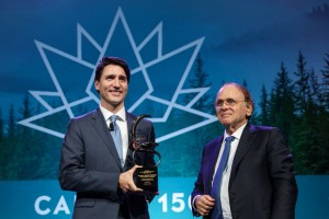 Prime Minister Justin Trudeau receives an award at CERA Week energy conference in Houston, Tx. (PMO Photo by Adam Scotti) 