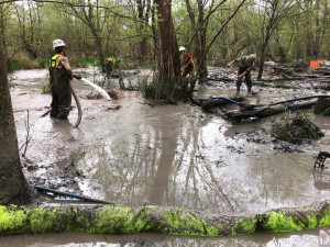 Crews clean up a drilling waste spill caused by construction of the Rover gas pipeline. Credit: Ohio EPA