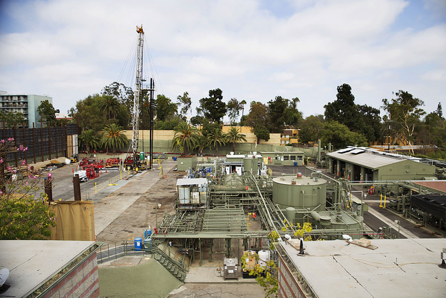The Murphy oil site in West Adams, Los Angeles, sits as close as 200 feet from homes and playgrounds. Sarah Craig/Faces of Fracking (CC BY-NC-ND 2.0)